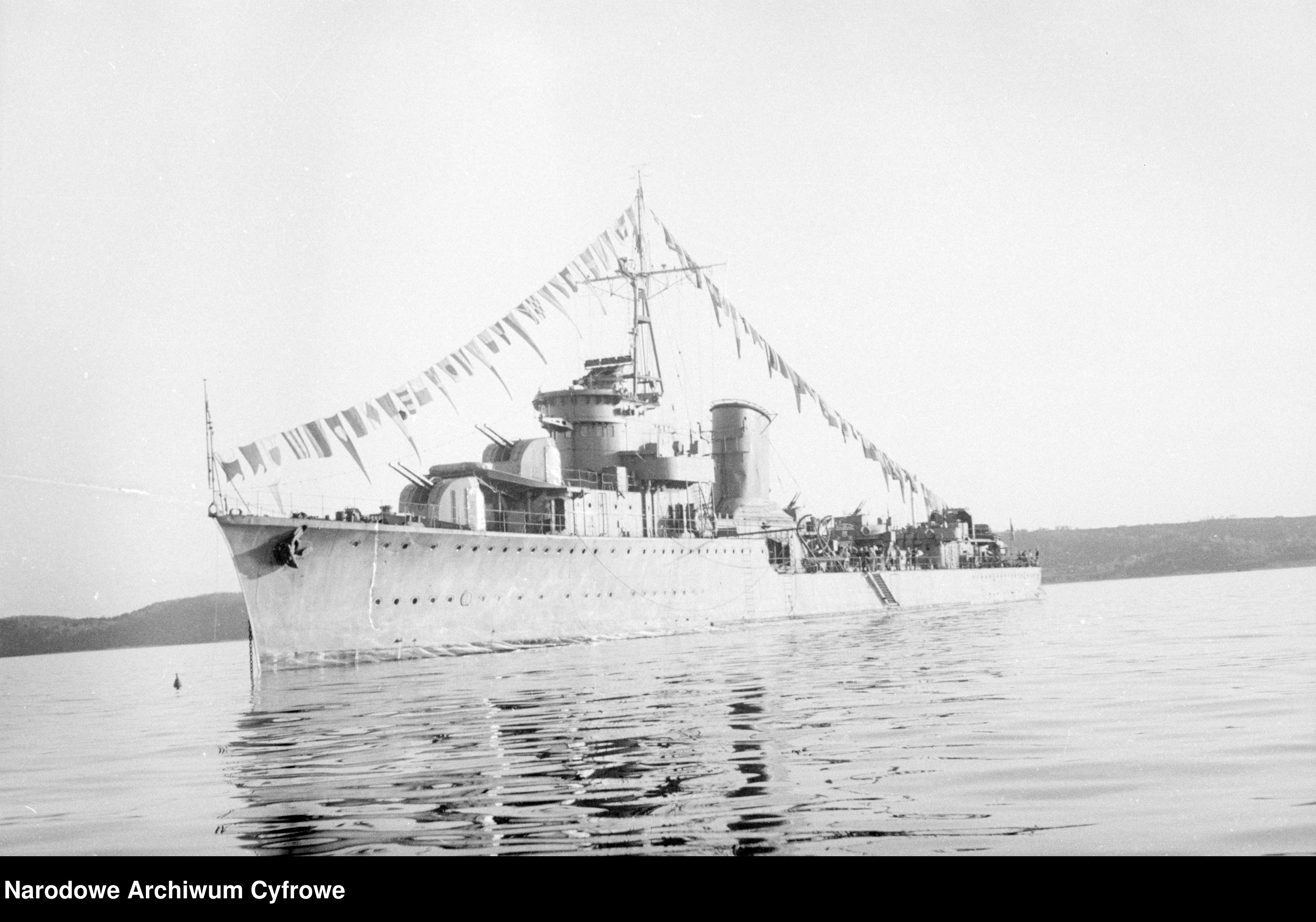 ORP Błyskawica w gali banderowej po powrocie do kraju w 1947 r.