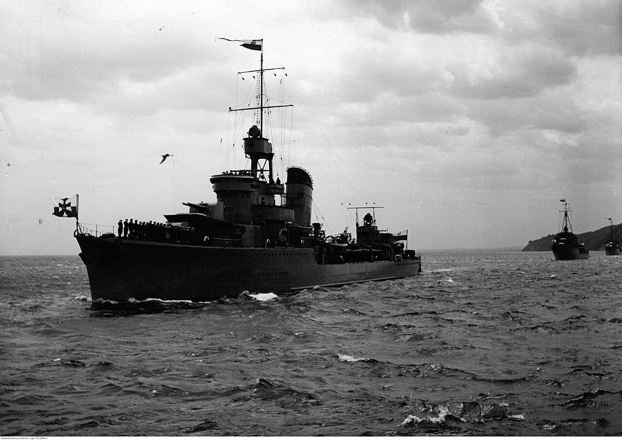 ORP Błyskawica podczas parady z okazji Święta Morza, 1938 r.